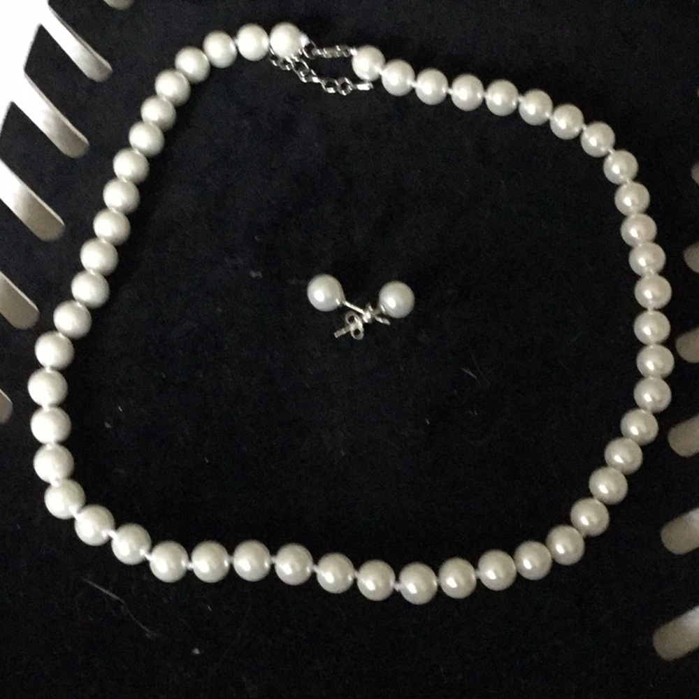 Pearl airings with necklace Christmas special